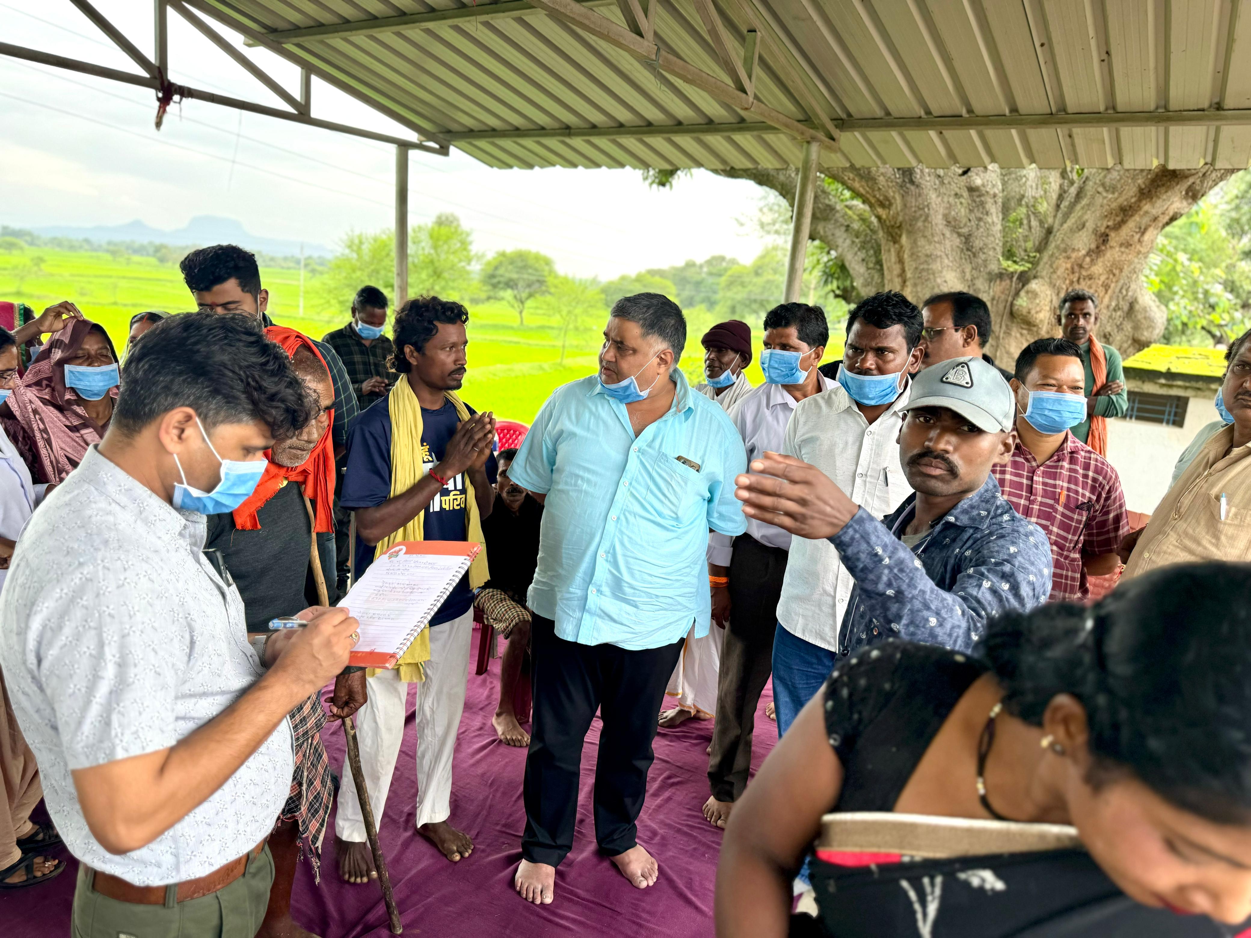 उल्टी दस्त प्रभावित ग्राम चैनपुर पहुंचे विधायक मृतक के परिजनों को दी सहायता राशि